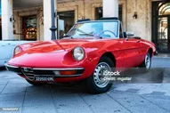 Красивый Винтажный Дизайн Ветерана Красный Паук Модель Автомобиля Alfa Romeo 1300 Также Называется Duetto Производства Итальянской Alfa Romeo — стоковые фотографии и другие картинки Alfa Romeo