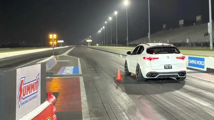 Alfa Romeo Stelvio Quadrifoglio vs Modified Dodge Charger Scat Pack (Jumps The Light!)