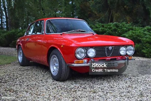 Alfa Romeo 2000 Gt Veloce На Парковке — стоковые фотографии и другие картинки Alfa Romeo - Alfa Romeo, 1970-1979, Автомобиль класса люкс