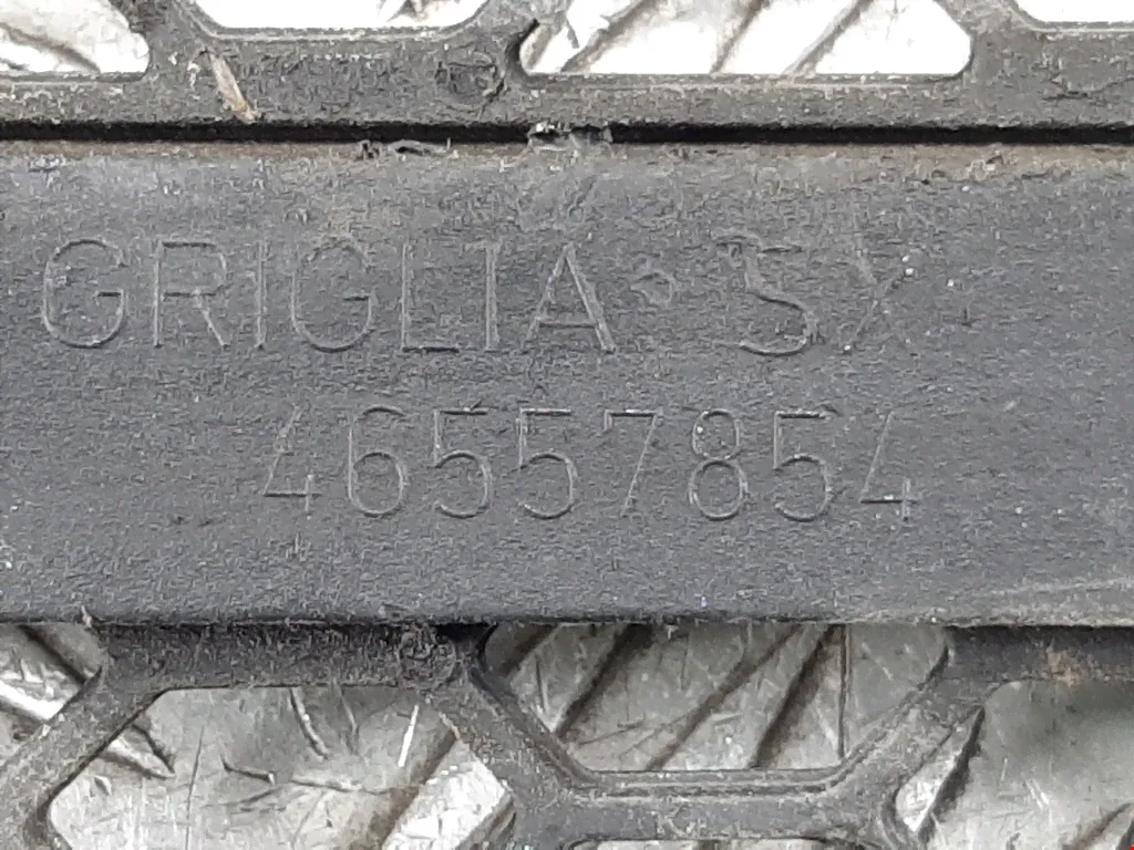 Решетка (заглушка) в бампер левая Alfa Romeo 147, 147-3