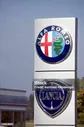 Ланчия И Alfa Romeo Знак На Открытом Воздухе — стоковые фотографии и другие картинки Alfa Romeo - Alfa Romeo, Fiat, Автосалон