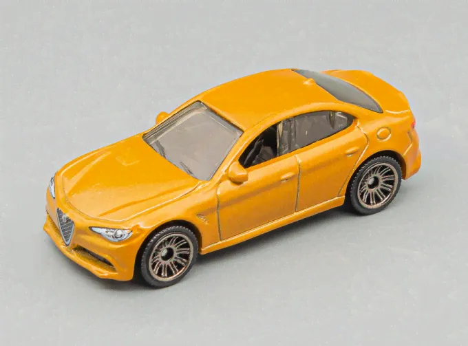 ALFA ROMEO Giulia (2016), Metalflake Gold-1