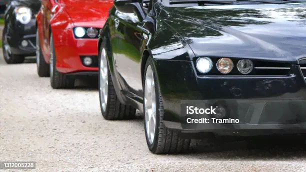 Автомобили Alfa Romeo На Улице — стоковые фотографии и другие картинки Alfa Romeo - Alfa Romeo, Автомобиль, Бампер
