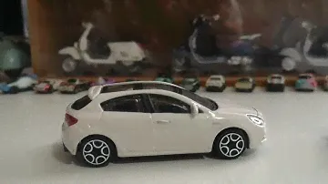 Alfa Romeo Giulietta from 2010 1/43 Diecast Bburago White and Dark Blue