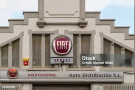 Фасад И Логотип Fiat Group Automobiles С Lancia Abarth И Alfa Romeo Совместно С Chrysler Group — стоковые фотографии и другие картинки Chrysler