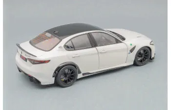 ALFA ROMEO Giulia GTA (2022), white metallic black-2