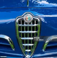 Эмблема Капота Синего Alfa Romeo — стоковые фотографии и другие картинки Alfa Romeo - Alfa Romeo, Championship, Rally Car Racing