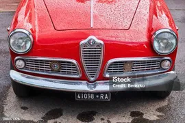 Винтажный Красный Автомобиль Alfa Romeo Giulietta Sprint — стоковые фотографии и другие картинки Alfa Romeo