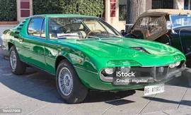 Вид Профиля Красивой Винтажной Зеленой Модели Автомобиля Alfa Romeo Montreal Производства Итальянской Alfa Romeo — стоковые фотографии и другие картинки Монреаль - Квебек