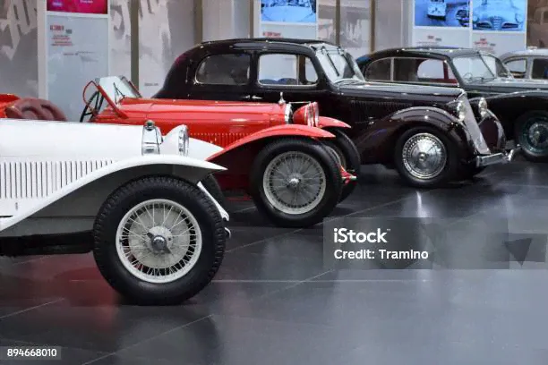 Автомобили Oldtimer Alfa Romeo — стоковые фотографии и другие картинки Музей - Музей, Автомобиль, Ретро авто