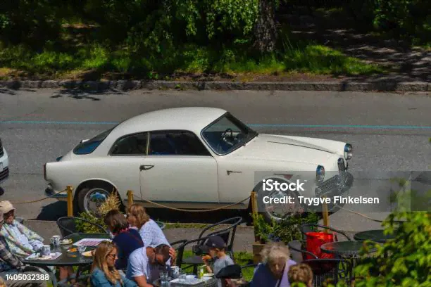Белый 1960 Alfa Romeo Giulietta Sprint Винтажный Автомобиль От Кафе — стоковые фотографии и другие картинки Alfa Romeo