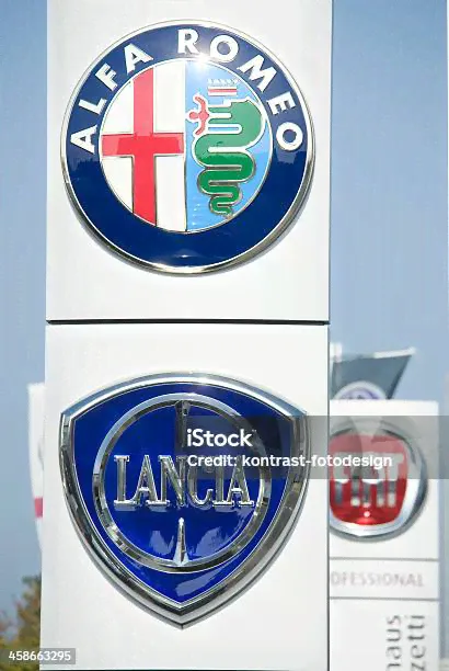 Ланчия Alfa Romeo И Fiat Знак На Открытом Воздухе — стоковые фотографии и другие картинки Alfa Romeo - Alfa Romeo, Fiat, Автосалон