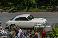 Белый 1960 Alfa Romeo Giulietta Sprint Винтажный Автомобиль От Кафе — стоковые фотографии и другие картинки Alfa Romeo