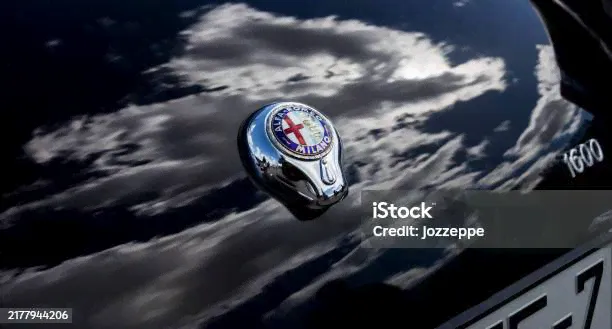 Эмблема Alfa Romeo — стоковые фотографии и другие картинки Alfa Romeo - Alfa Romeo, Machinery, Автомобиль