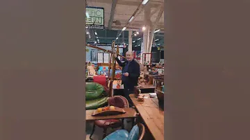 Дизайнерский напольный светильник австралийского бренда, напоминающий колодезного журавля