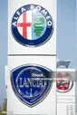 Ланчия Alfa Romeo И Fiat Знак На Открытом Воздухе — стоковые фотографии и другие картинки Alfa Romeo - Alfa Romeo, Fiat, Автосалон