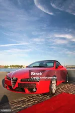 Красный Alfa Romeo Спортивный Автомобиль — стоковые фотографии и другие картинки Alfa Romeo - Alfa Romeo, Авто-шоу, Автомобиль