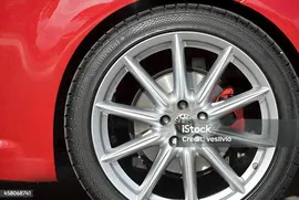 Alfa Romeo — стоковые фотографии и другие картинки Легкосплавный диск колеса - Легкосплавный диск колеса, Alfa Romeo, Автомобиль