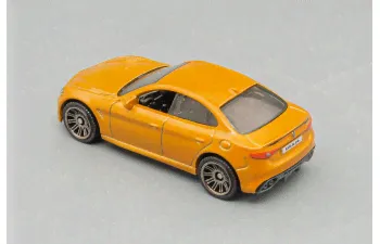 ALFA ROMEO Giulia (2016), Metalflake Gold-3